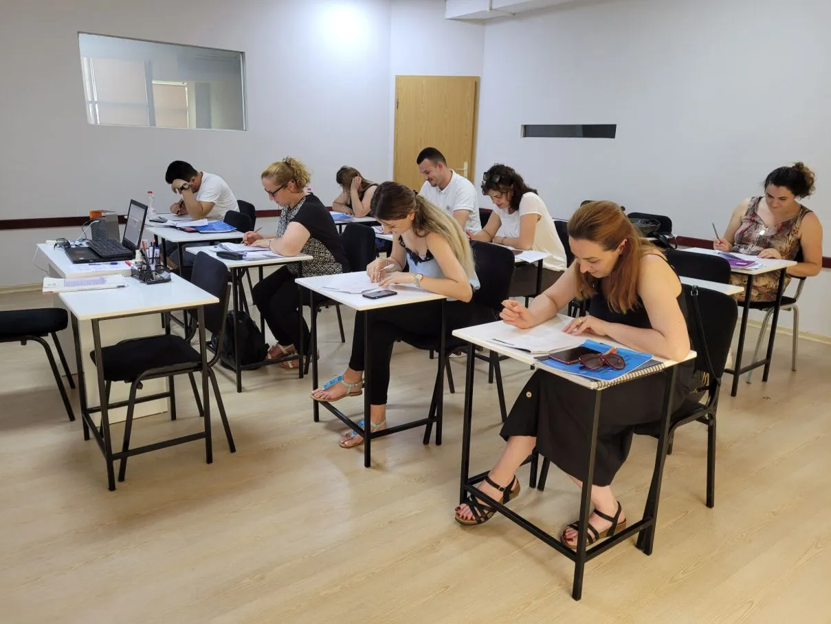 Kandidatë gjatë provimit ECL në klasë