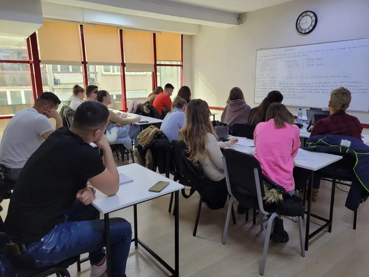 Ligjëratë e gjermanishtes me ushtrime në tabelë në Eurolingua Zentrum