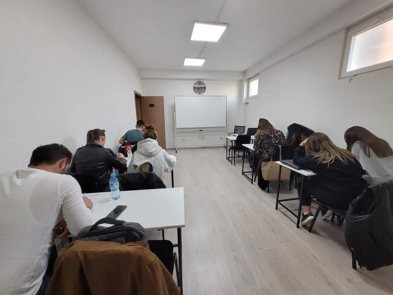 Kandidatë gjatë provimit në klasë në Eurolingua Zentrum