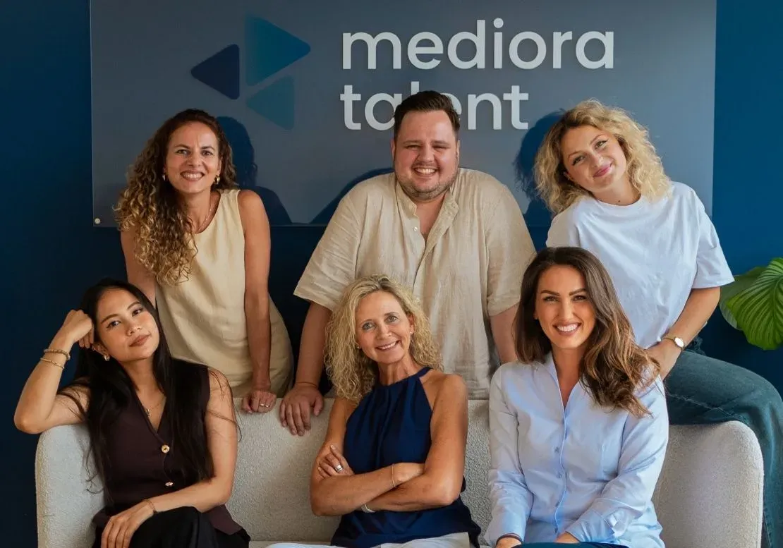 Ekipi i mediora talent GmbH në zyrat e kompanisë