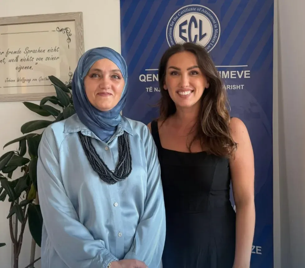 Përfaqësueset e Eurolingua Zentrum dhe mediora talent GmbH në qendrën e provimeve në Prishtinë